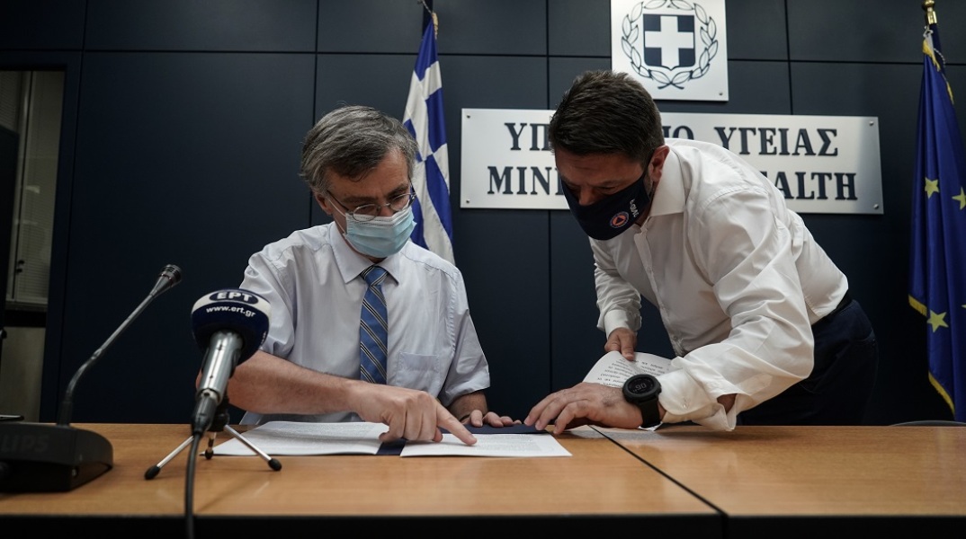 Ο Σωτήρης Τσιόδρας και ο Νίκος Χαρδαλιάς