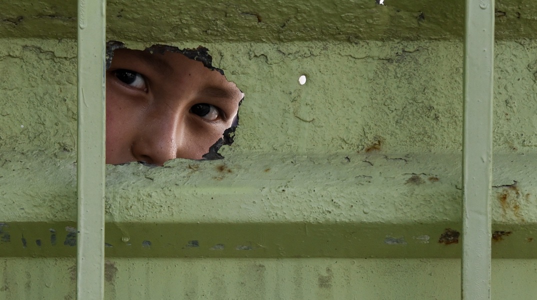 Κορωνοϊός: Με κοινές αποφάσεις των υπουργών Προστασίας του Πολίτη, Υγείας και Μετανάστευσης και Ασύλου, σε πλήρη υγειονομικό αποκλεισμό τίθεται έως και τις 12 Οκτωβρίου η δομή φιλοξενίας Σκαραμαγκά 