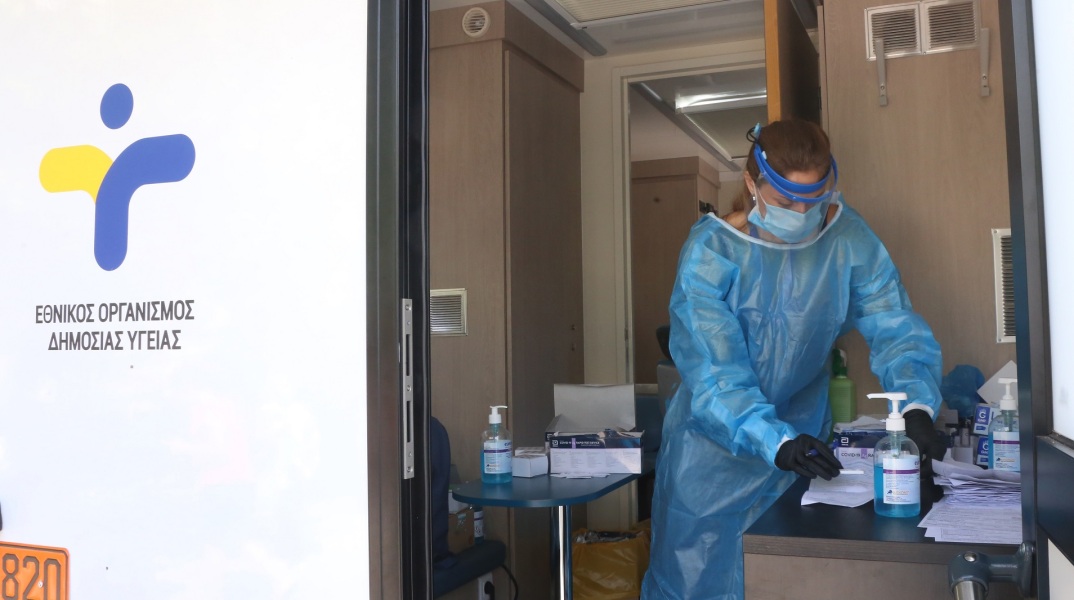  Μεγαλώνει η ανησυχία για τη διασπορά του ιού στην περιοχή του Αγίου Παντελεήμονα μετά τα 20 νέα κρούσματα.