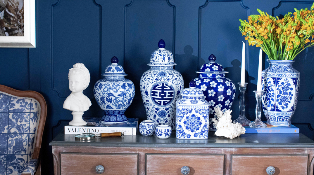 Η MADAME COCO σας δίνει τη δυνατότητα να φέρετε τη μαγεία του μπλε και του λευκού στους χώρους διαμονής σας με τα ολοκαίνουρια βάζα της σειράς "Bleu Blanc". 