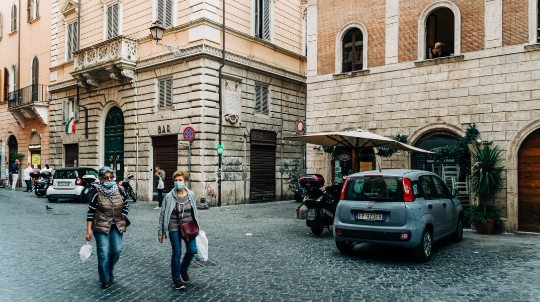 Πολίτες με μάσκα στην Ιταλία 