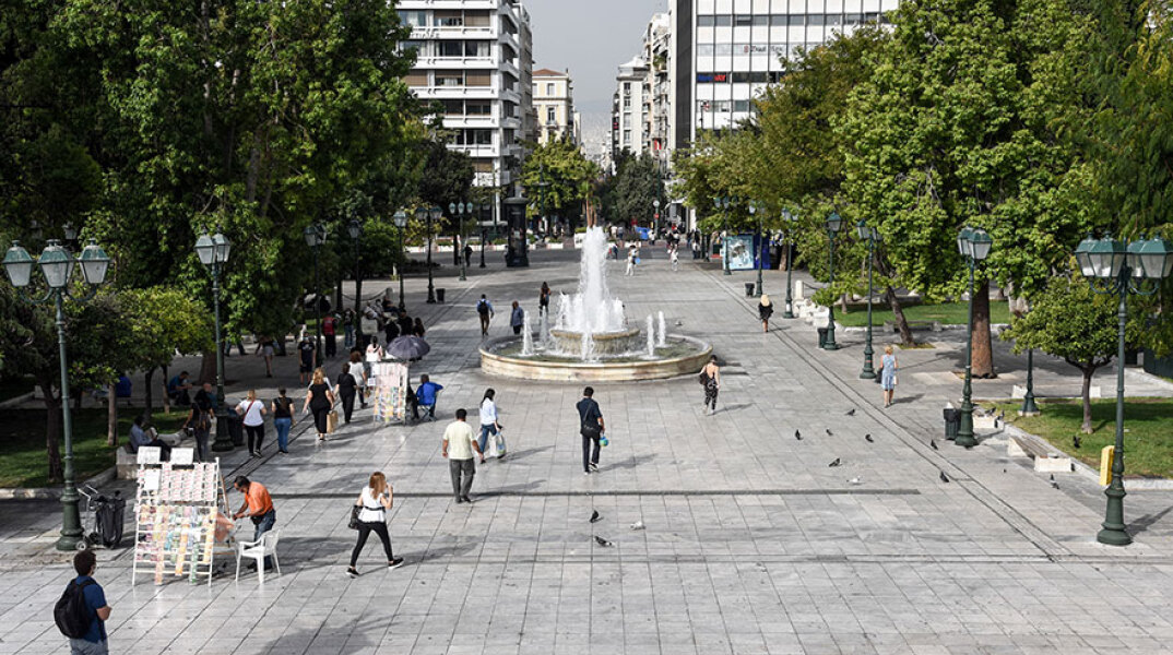 Στιγμιότυπο από την πλατεία Συντάγματος - Πάνω από 20.000 τα συνολικά επιβεβαιωμένα κρούσματα κορωνοϊού στην Ελλάδα
