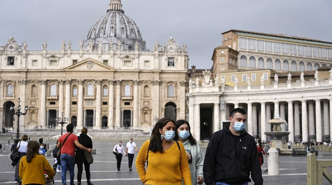 Πολίτες με μάσκα στην Ιταλία