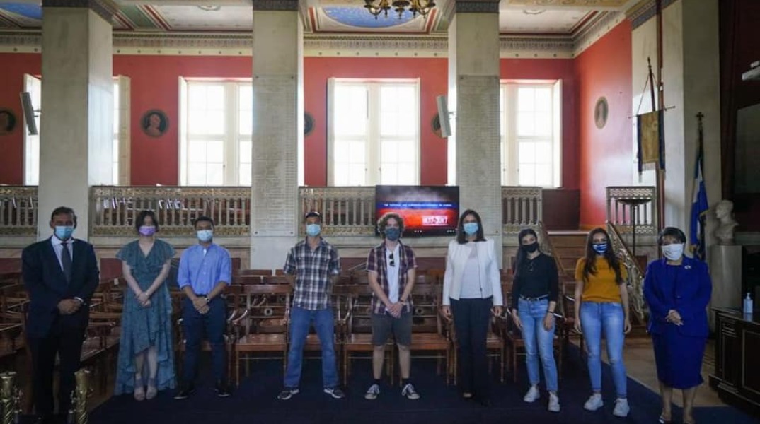 Η Νίκη Κεραμέως με φοιτητές του πρώτου αγγλόφωνου προπτυχιακού του ΕΚΠΑ