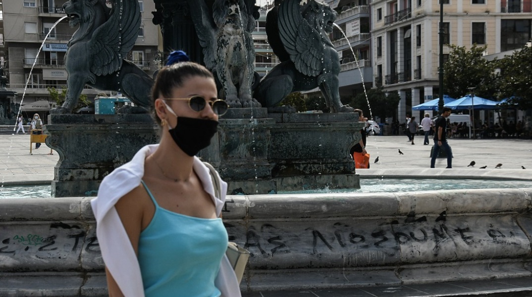 Γυναίκα με μάσκα στην Πάτρα