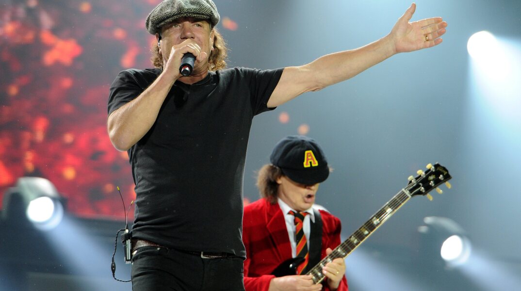 AC/DC  - O τραγουδιστής Brian Johnson και ο κιθαρίστας Angus Young