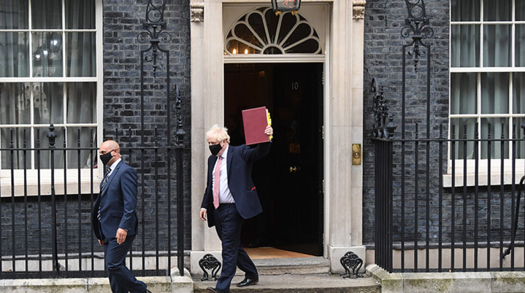 Ο Μπόρις Τζόνσον, πρωθυπουργός της Μεγάλης Βρετανίας, βγαίνει από την Ντάουνινγκ Στριτ στο Λονδίνο