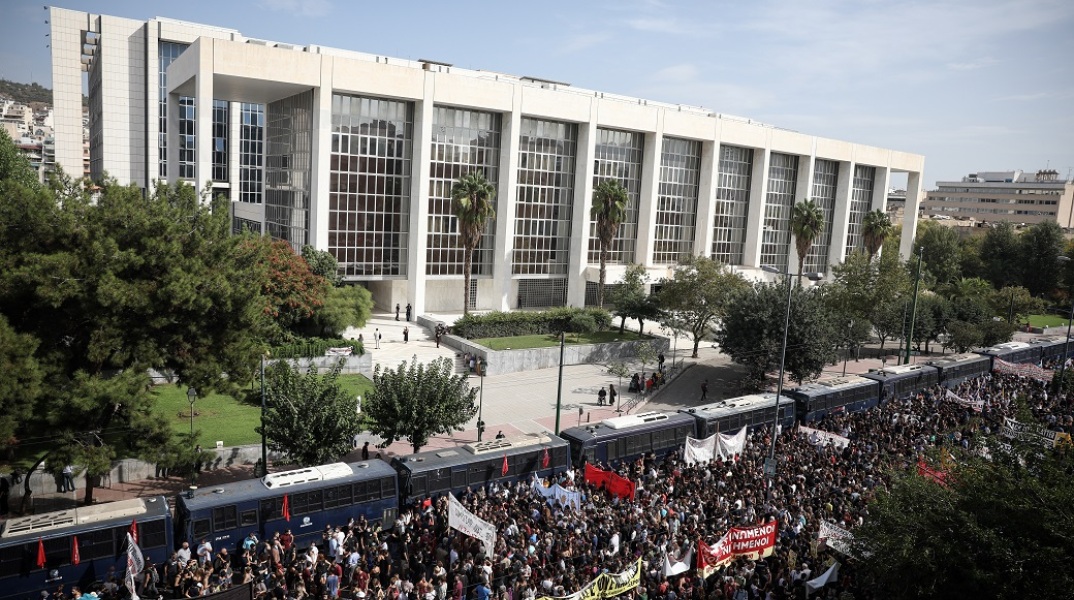 Πλήθος κόσμου έξω από το Εφετείο Αθηνών για τη δίκη της Χρυσής Αυγής 