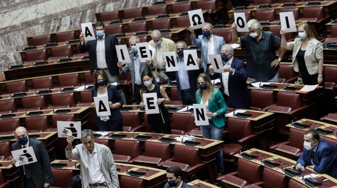 Μήνυμα ΣΥΡΙΖΑ στη Βουλή για δίκη Χρυσής Αυγής