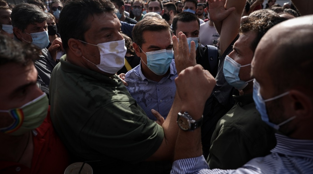 Ο Αλέξης Τσίπρας έξω από το Εφετείο Αθηνών 