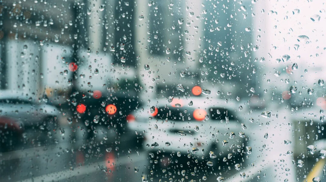 Αυτοκίνητο στη βροχή