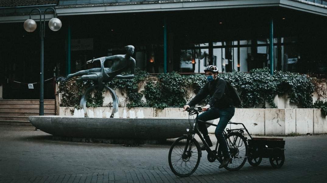 Ποδηλάτης με μάσκα στην Γερμανία