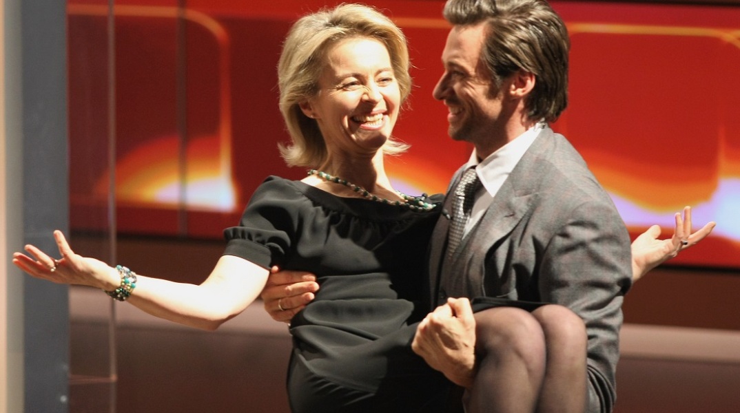 Ο Χιου Τζάκμαν σηκώνει στα χέρια του την Ούρσουλα φον ντερ Λάιεν