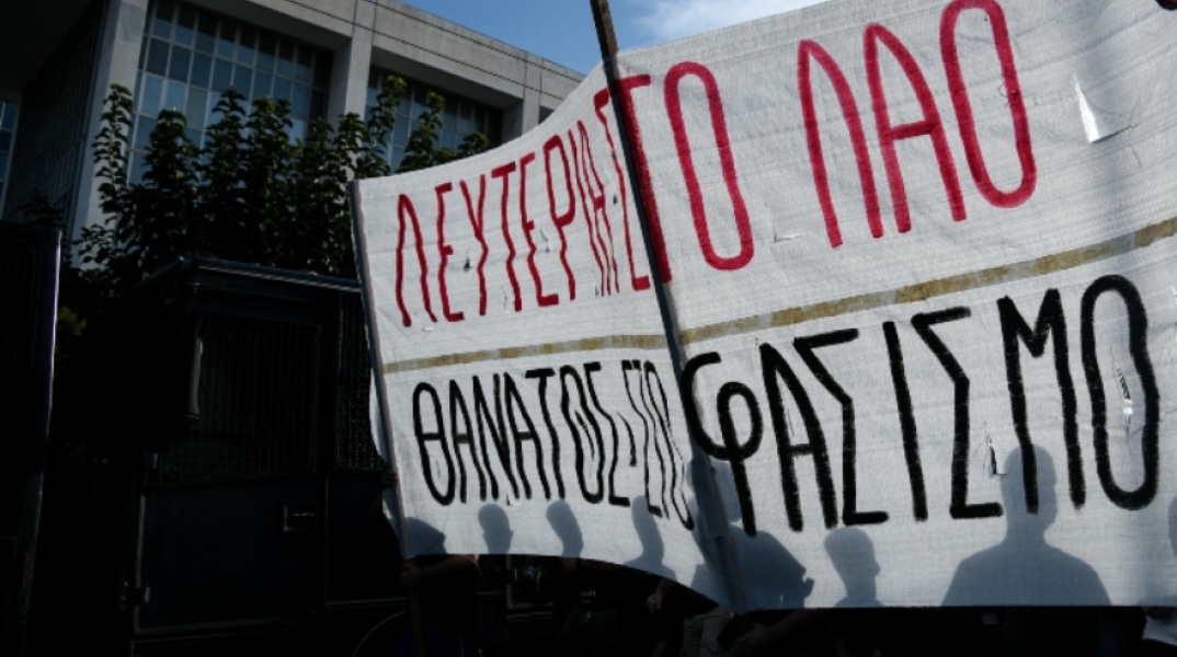 ΑΠΟΦΑΣΗ ΣΤΗΝ ΔΙΚΗ ΤΗΣ ΧΡΥΣΗΣ ΑΥΓΗΣ // ΑΝΤΙΦΑΣΙΣΤΙΚΗ ΣΥΓΚΕΝΤΡΩΣΗ ΕΞΩ ΑΠΟ ΤΟ ΕΦΕΤΕΙΟ