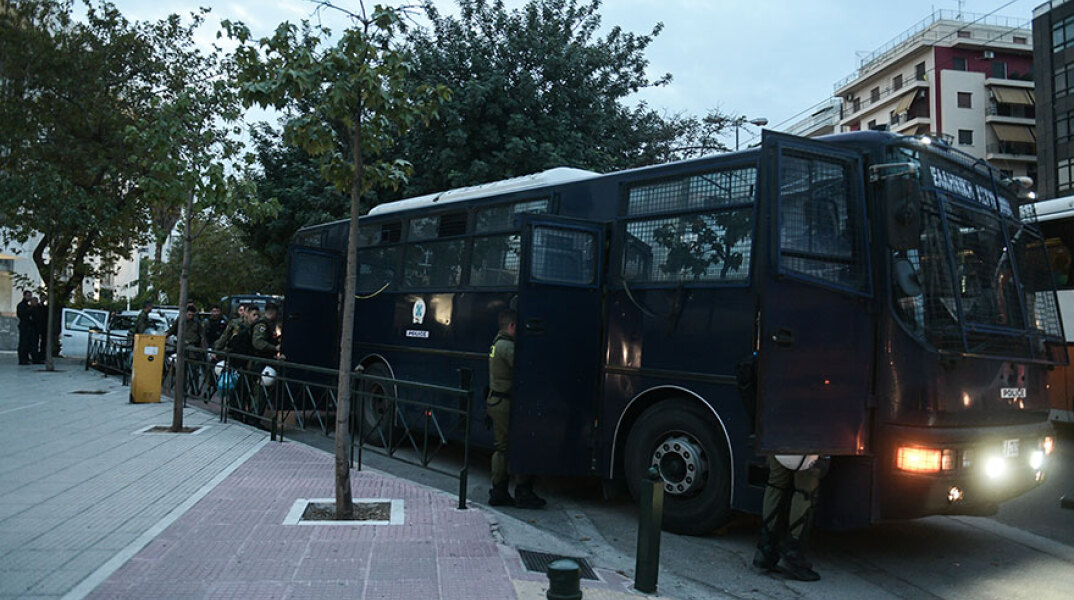 Κλούβα της Αστυνομίας έξω από το Εφετείο Αθηνών