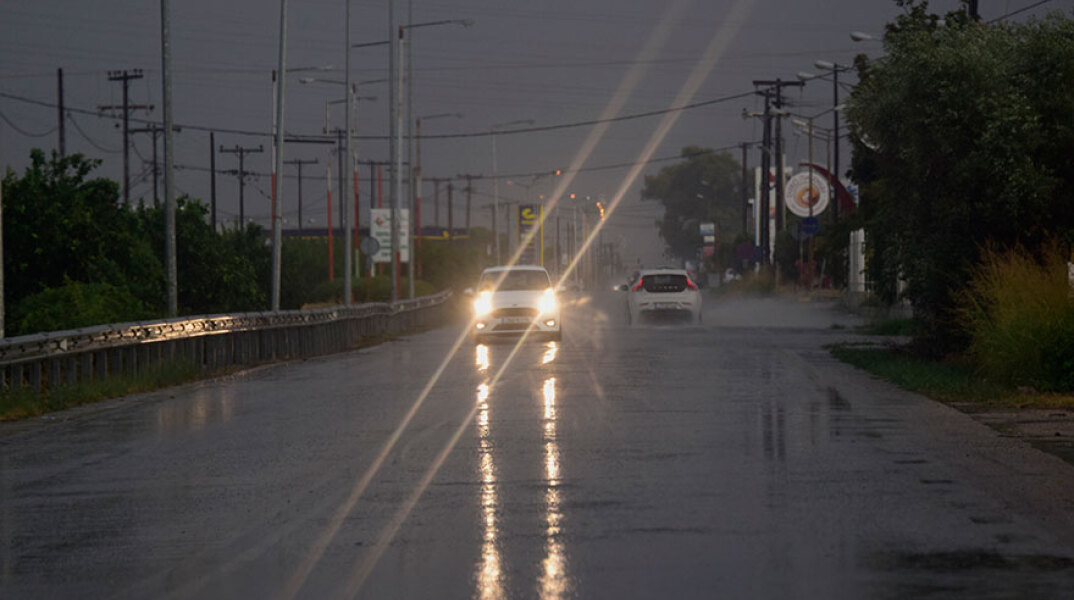 Αυτοκίνητα στη βροχή - Έκτακτο δελτίο επιδείνωσης του καιρού από την ΕΜΥ για τη Δευτέρα 12 Οκτωβρίου 2020
