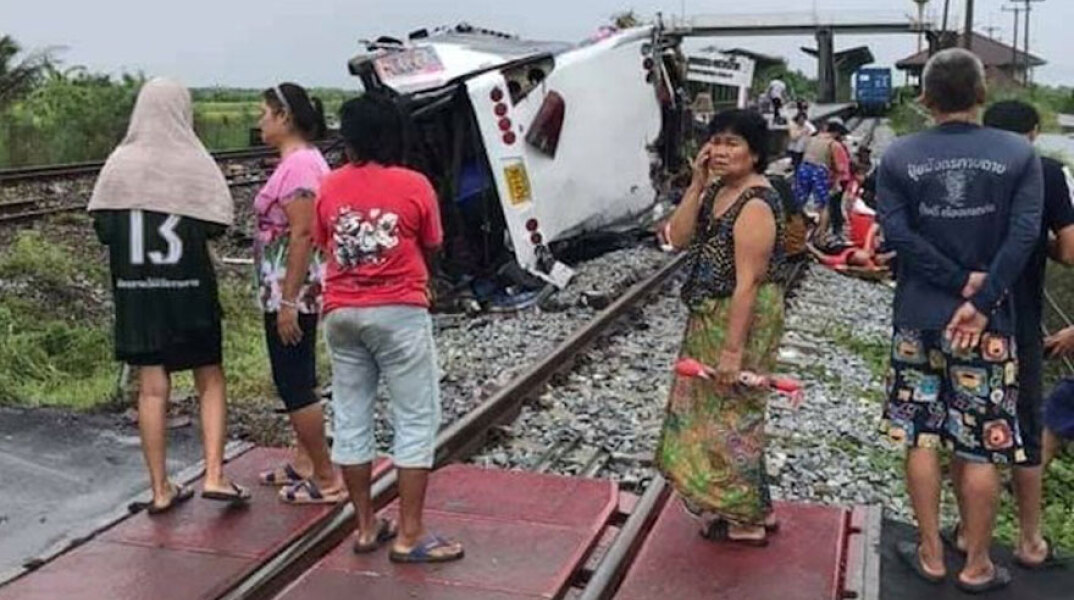 Συντρίμμια στις ράγες στην Ταϊλάνδη μετά τη φονική σύγκρουση τρένου με λεωφορείο