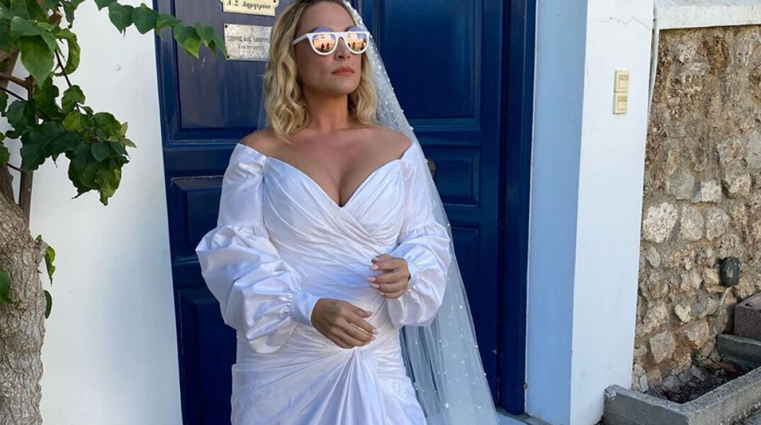 Η Ελεονώρα Ζουγανέλη με νυφικό by Celia Kritharioti στις Σπέτσες