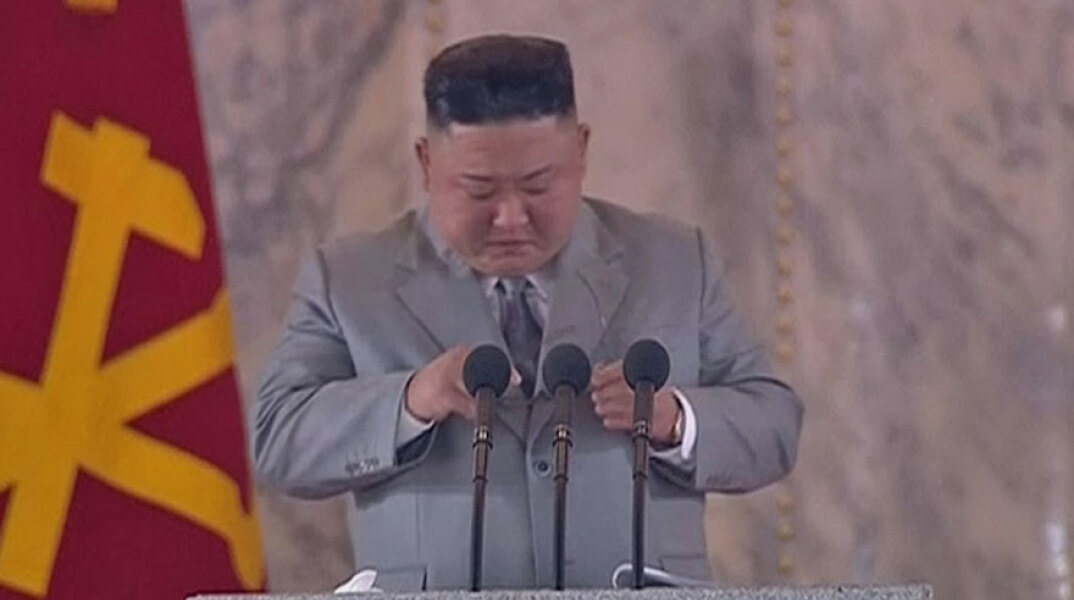 Ο Κιμ Γιονγκ Ουν ξεσπά σε κλάματα κατά τη διάρκεια ομιλίας του στην Πιονγκγιάνγκ