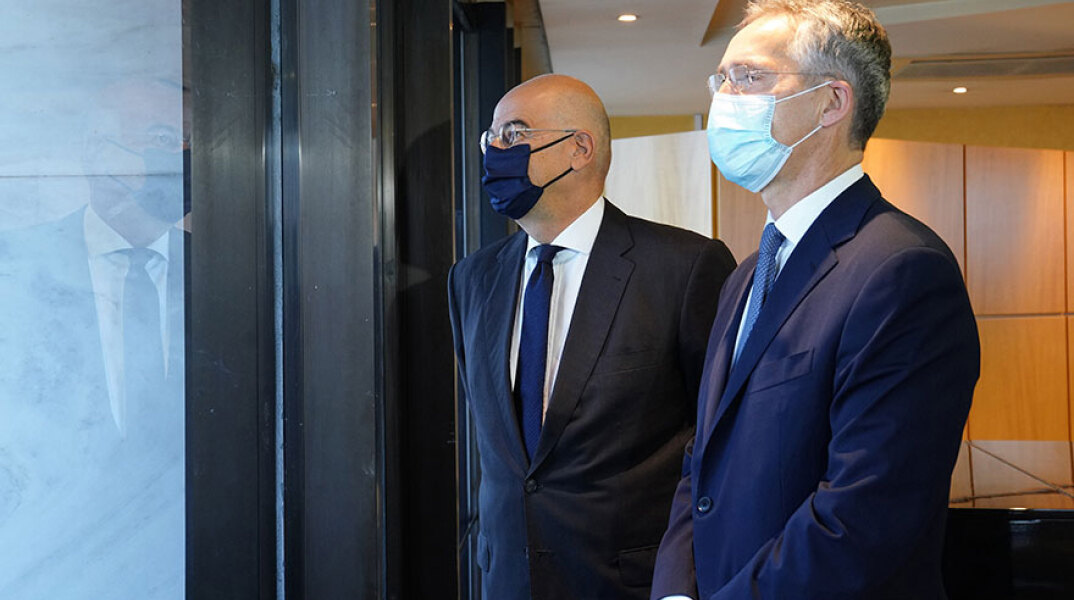 Ο Νίκος Δένδιας, υπουργός Εξωτερικών, με τον Γενς Στόλτενμπεργκ, γενικό γραμματέα του ΝΑΤΟ (ΦΩΤΟ ΑΡΧΕΙΟΥ)