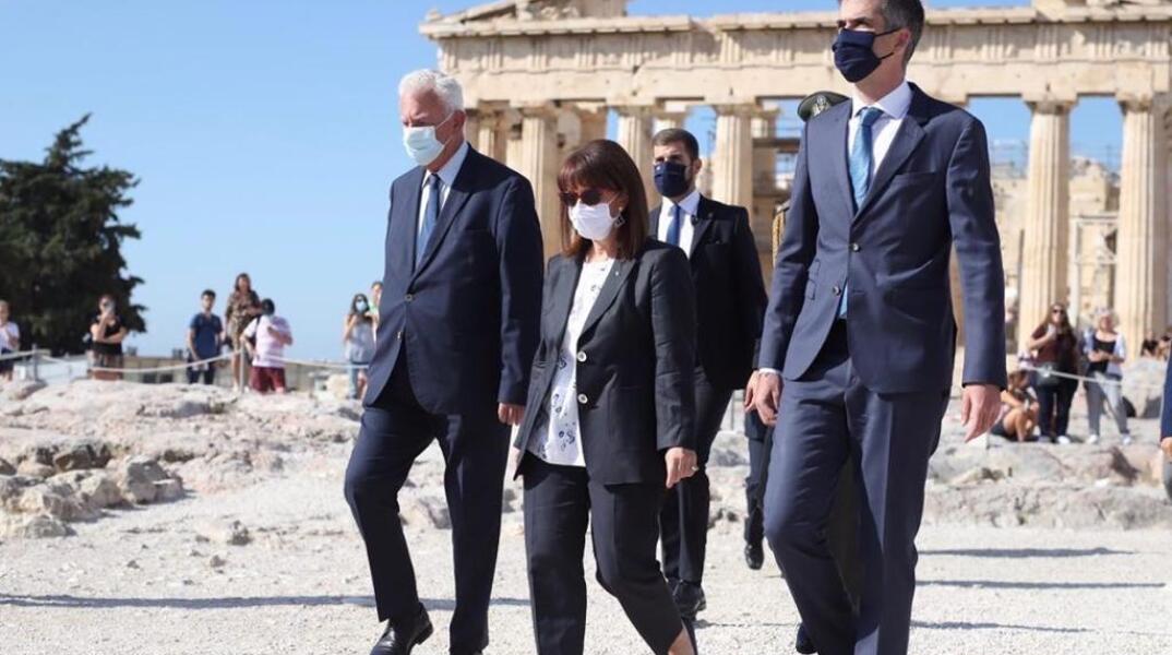 Η Πρόεδρος της Δημοκρατίας και ο Δημαρχος Αθηναίων στον Ιερό Βράχο της Ακρόπολης