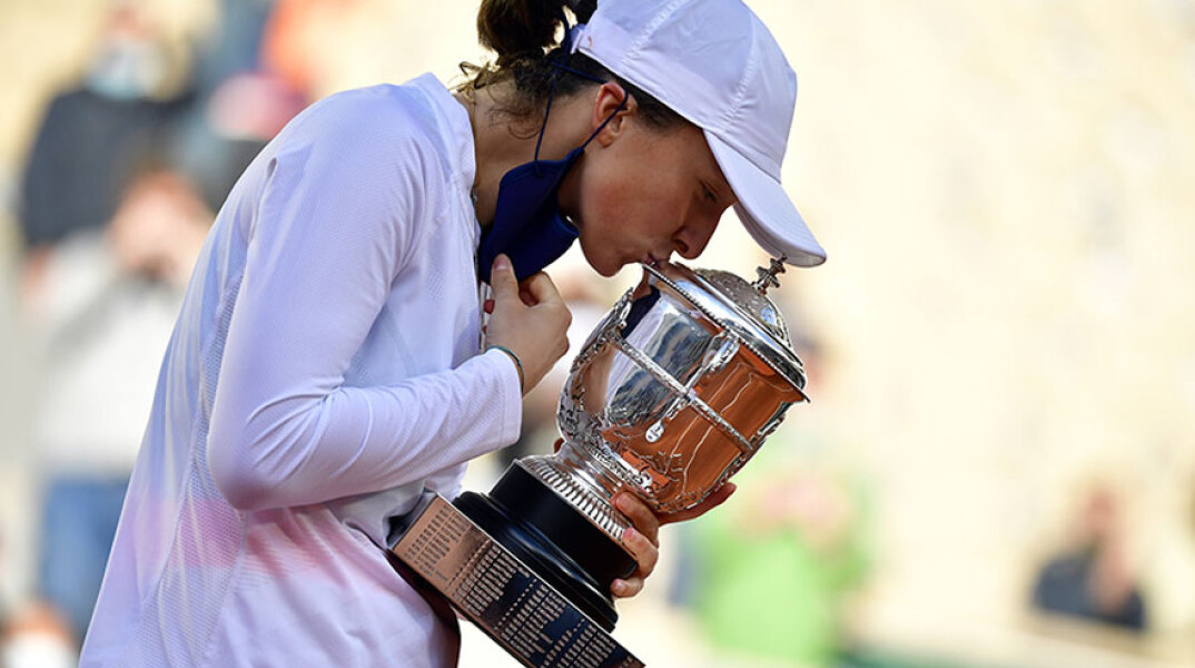 Η Ίγκα Σβιάτεκ, η 19χρονη αθλήτρια του τένις από την Πολωνία, φιλά το τρόπαιο του Ρολάν Γκαρός που κατέκτησε με εμφατικό τρόπο στο Παρίσι