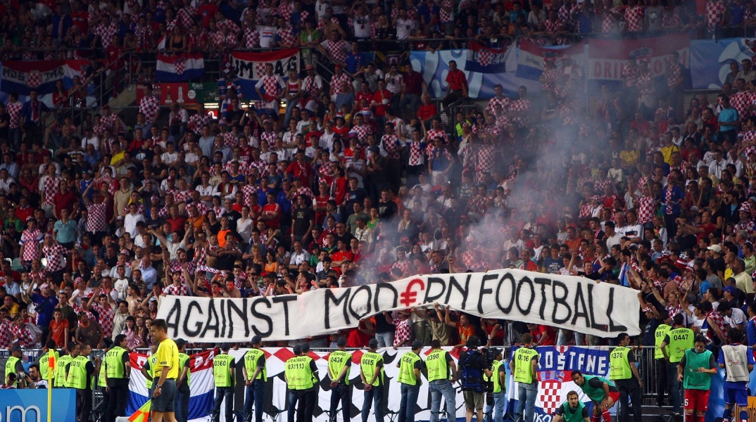 Οπαδικό πανό σε αγώνα ποδοσφαίρου με το σύνθημα "Against Modern Football"