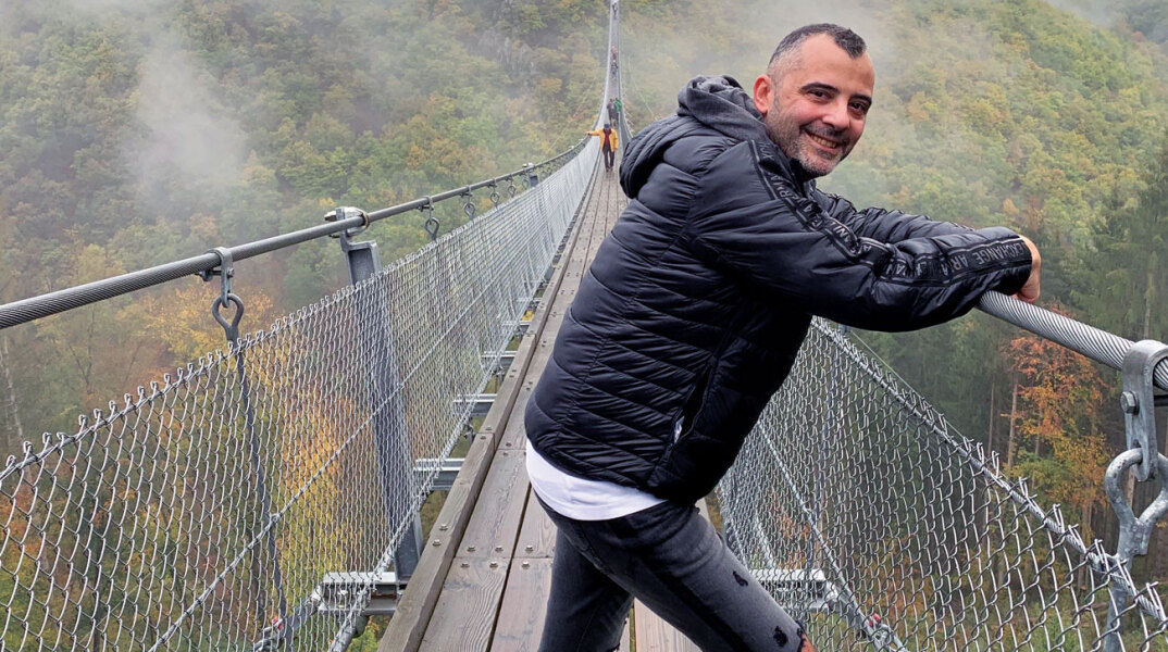 Ο Χάρης Νικολακάκης των εκδόσεων Bell 