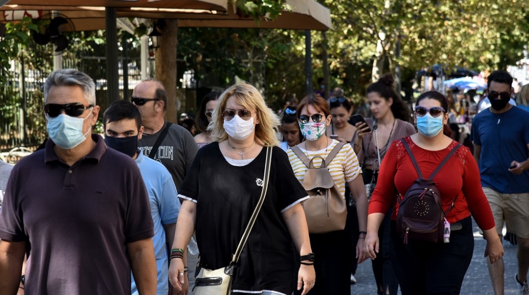 Πολίτες με μάσκα στο κέντρο της Αθήνας 