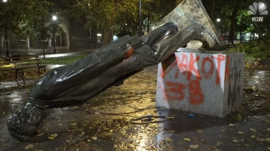 ΗΠΑ: Διαδηλωτές στο Πόρτλαντ γκρέμισαν 2 αγάλματα πρώην προέδρων