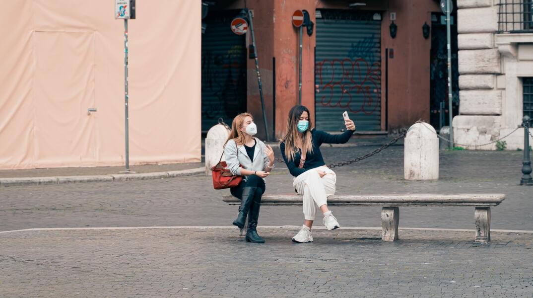 Κοπέλες που βγάζουν selfie φορώντας μάσκα στην Ιταλία