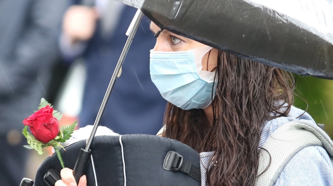 Γυναίκα με μάσκα στην Βόρεια Ιρλανδία