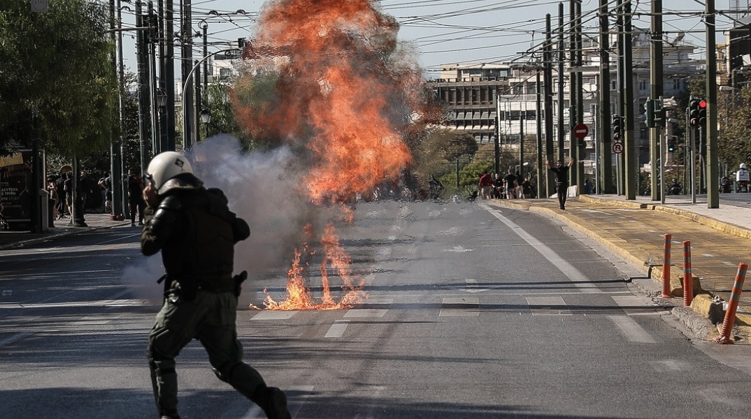 Ένταση στο συλλαλητήριο στο κέντρο της Αθήνας