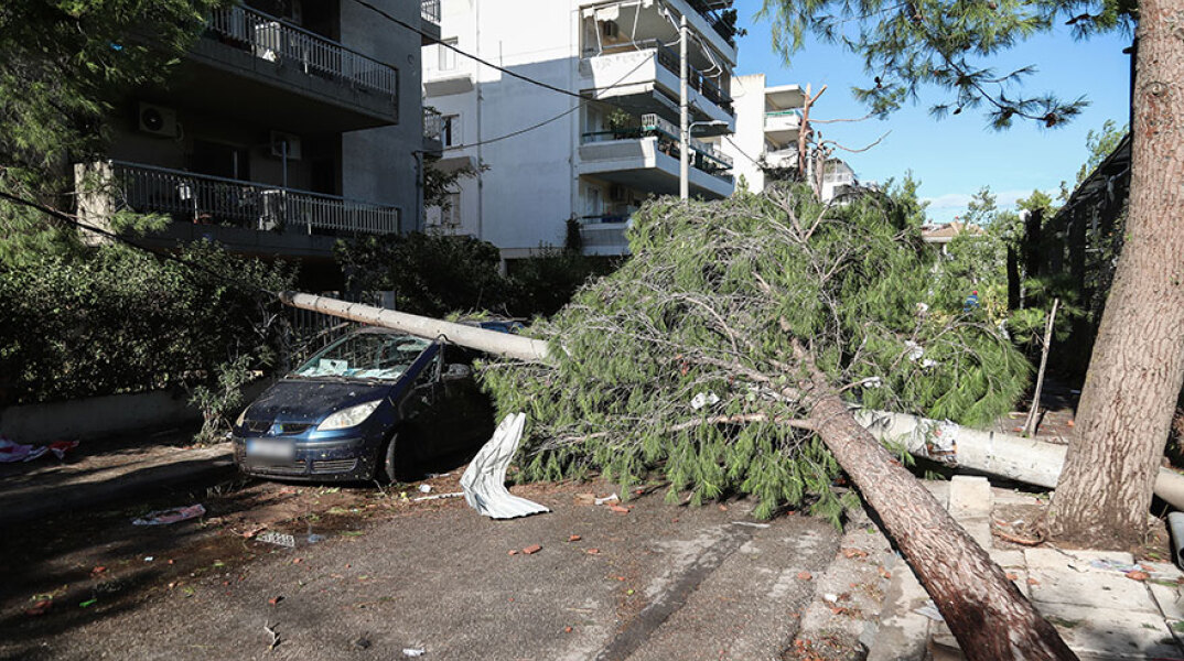 Ανεμοστρόβιλος στο Νέο Ηράκλειο έριξε κολόνα της ΔΕΗ πάνω σε σταθμευμένο αυτοκίνητο