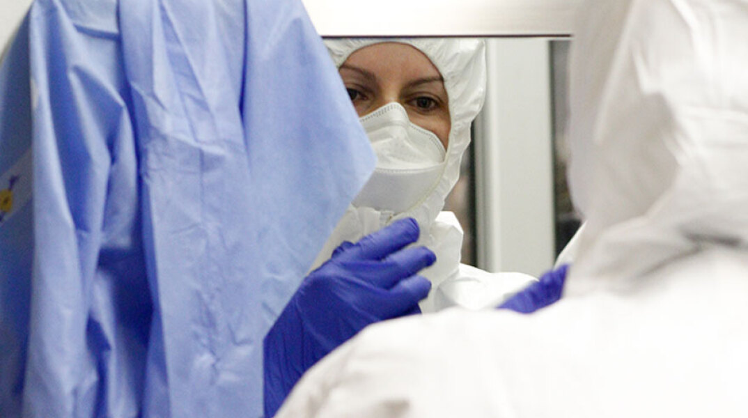 Εργαζόμενη στην Εντατική στο νοσοκομείο «Αττικόν»