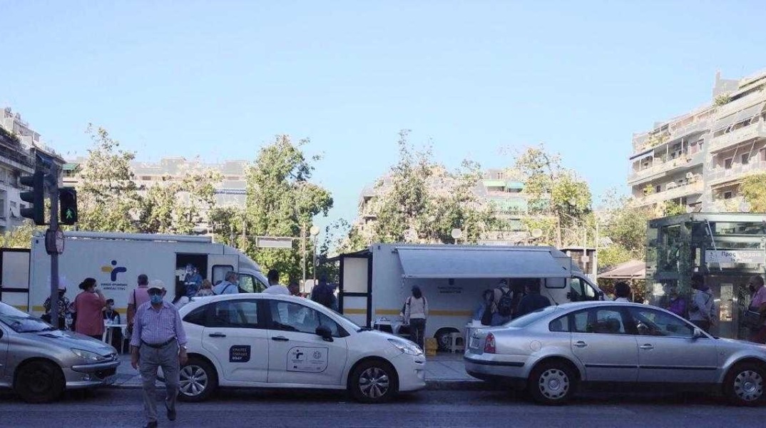 Κλιμάκιο του ΕΟΔΥ στην πλατεία Βικτωρίας