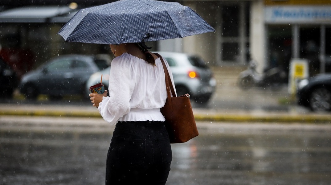 Κυρία με ομπρέλα στο κέντρο της Αθήνας