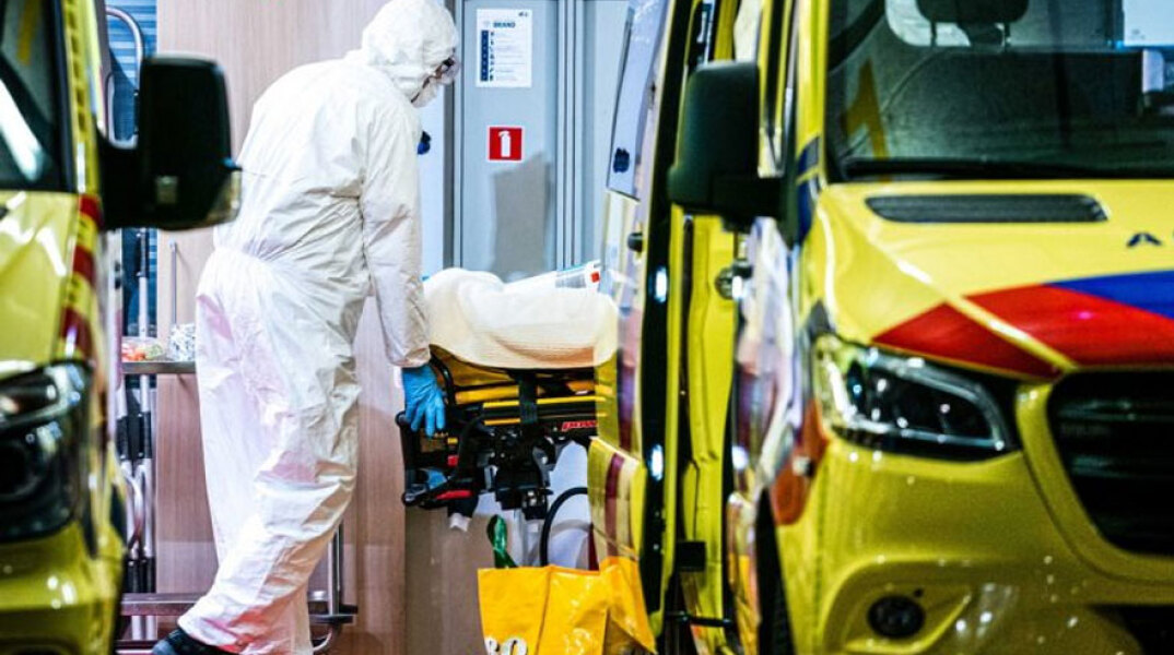 Διακομιδή κρούσματος κορωνοϊού με ασθενοφόρο στην Ολλανδία
