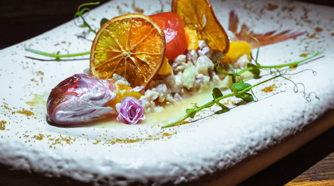 Σε ένα ακρογιάλι του Θερμαϊκού, έχοντας ήδη συμπληρώσει 75 χρόνια λειτουργίας, η 4η γενιά της οικογένειας Μαμάη, η Ντίνα, η Γωγώ και ο Δημήτρης συστήνουν ξανά το φημισμένο Maiami Seafood Restaurant.