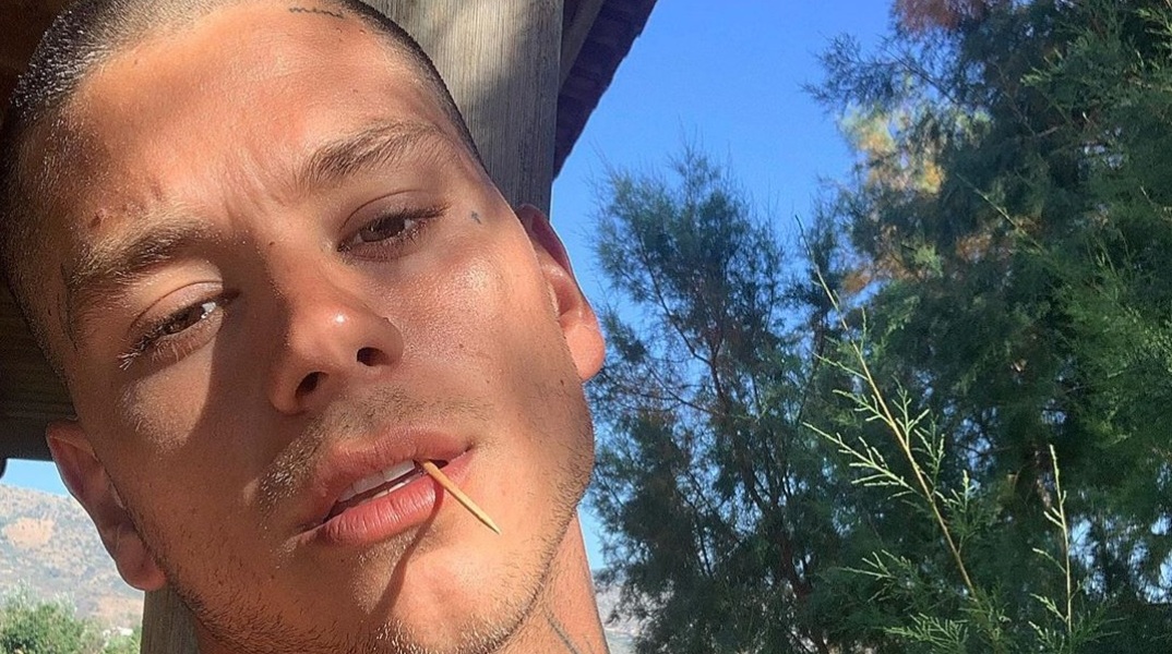 Ο τραγουδιστής Mike