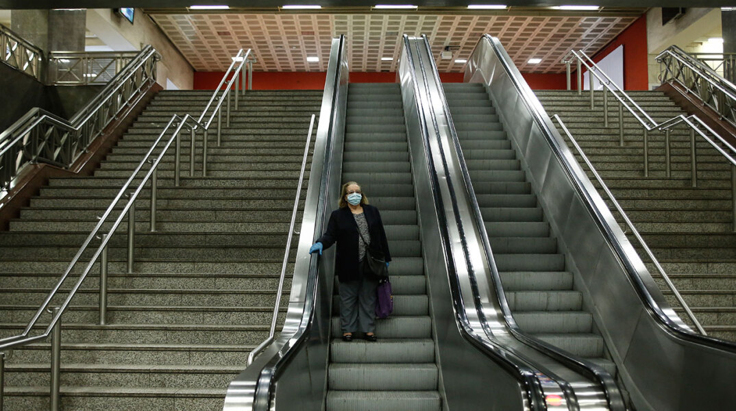 Γυναίκα με μάσκα για τον κορωνοϊό στον σταθμό του Μετρό «Σύνταγμα»