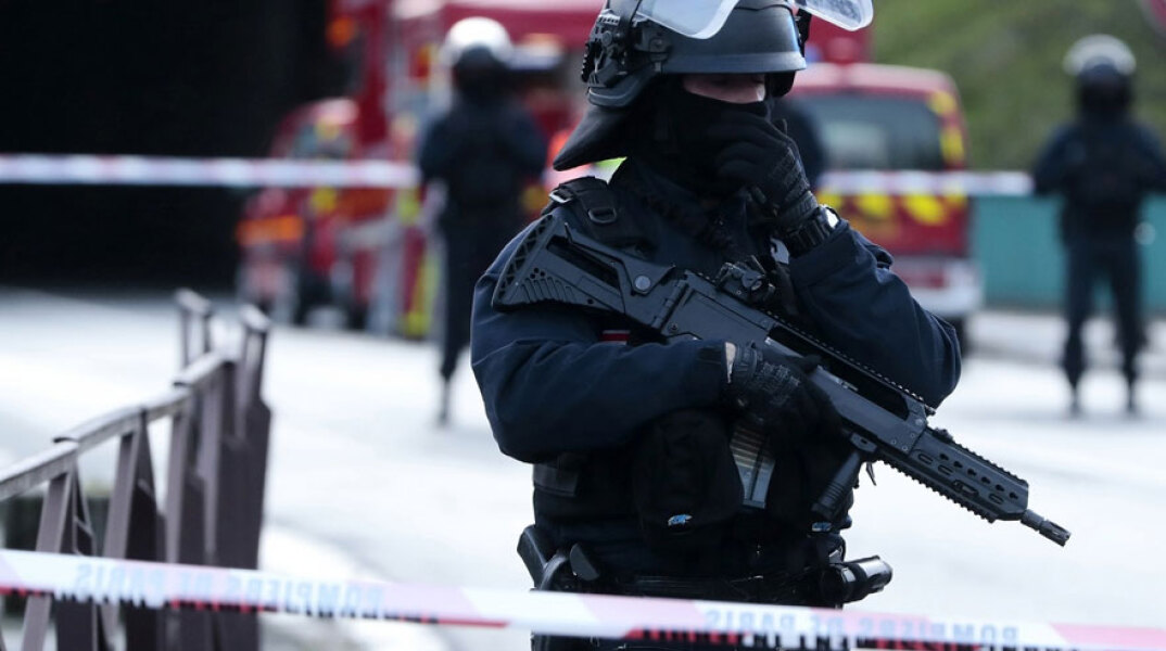 Γάλλος αστυνομικός στον τόπο του εγκλήματος (ΦΩΤΟ ΑΡΧΕΙΟΥ)