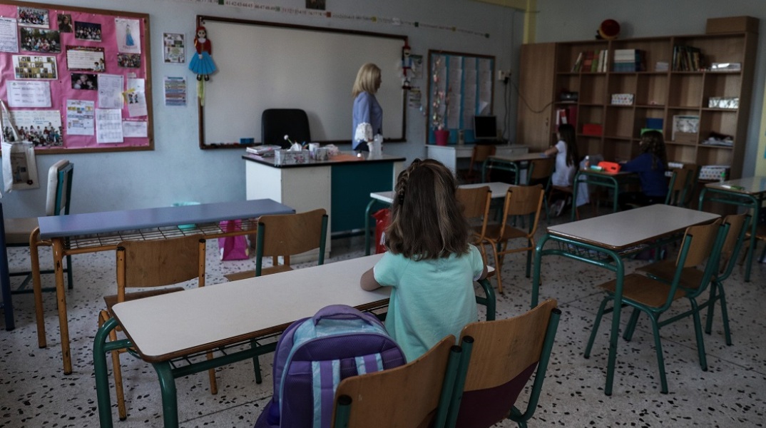 Δασκάλα και μαθητές σε τάξη