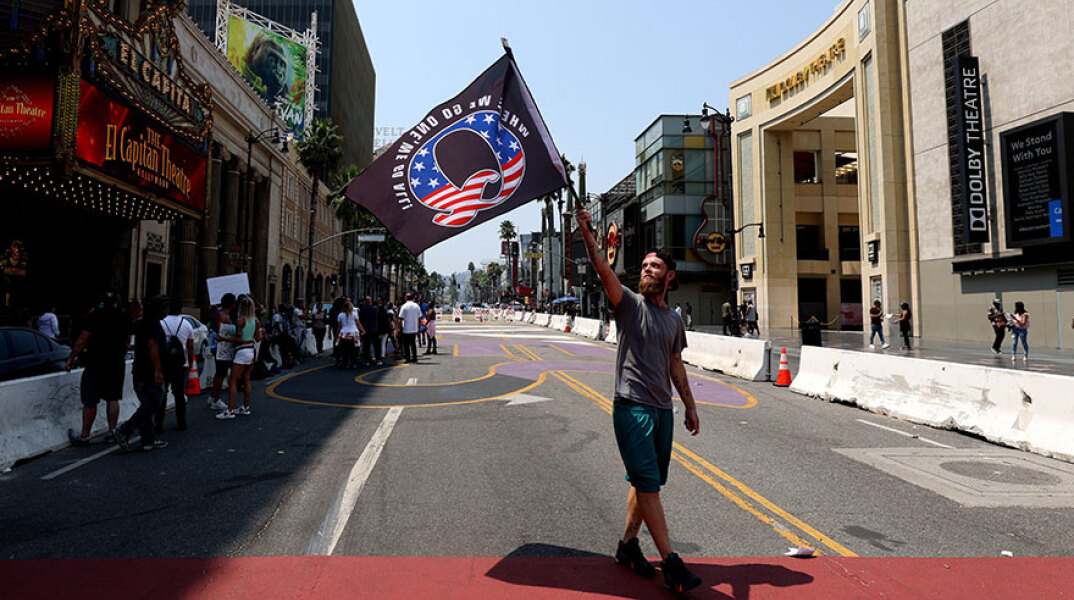 Θιασώτης των θεωριών συνωμοσίας Qanon στο Λος Άντζελες
