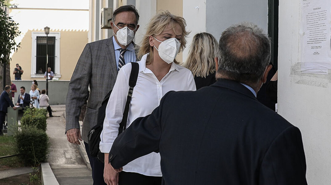 Η Ρένα Δούρου στον ανακριτή για να απολογηθεί για τη φονική πυρκαγιά στο Μάτι