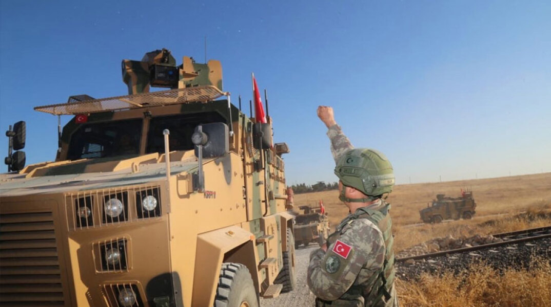 Τουρκικό στρατιωτικό κομβόι στο βόρειο τμήμα της Συρίας