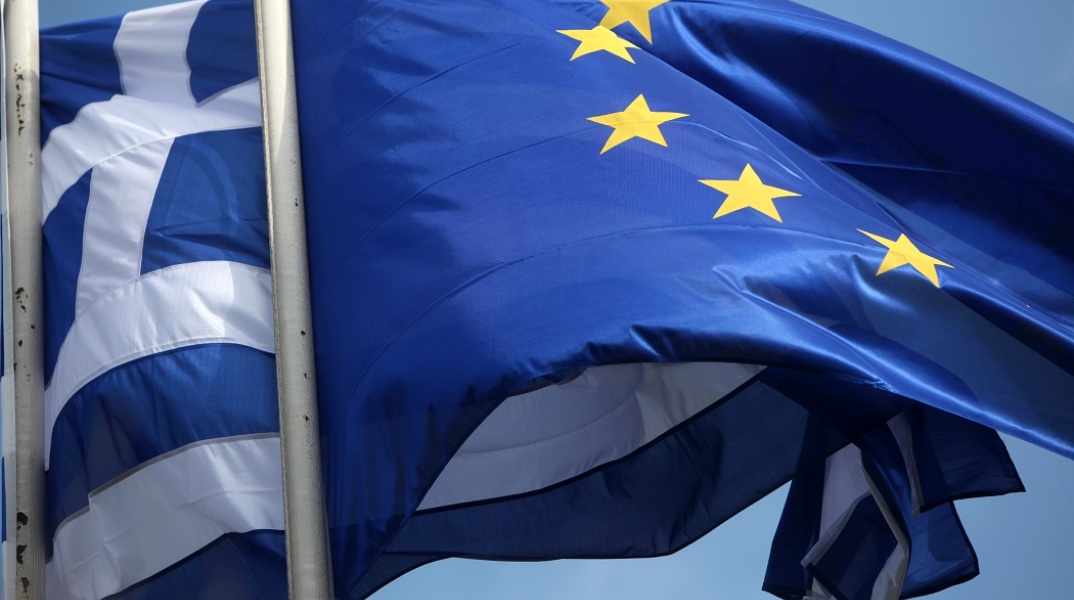 Η σημαία της Ελλάδας και της Ευρωπαϊκής Ένωσης