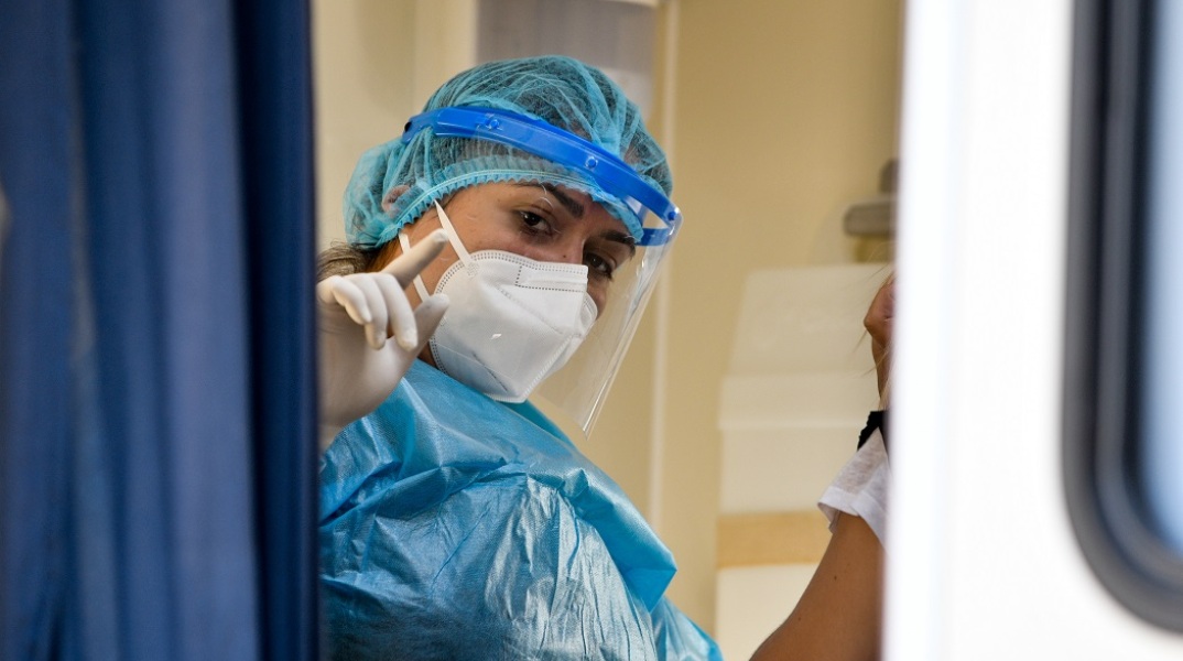 Γυναίκα με μάσκα σε κινητή μονάδα του ΕΟΔΥ