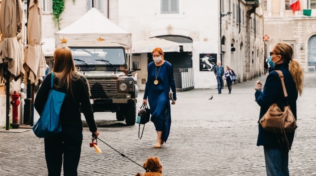 Κυρίες που φορούν μάσκα στους δρόμους της Ιταλίας