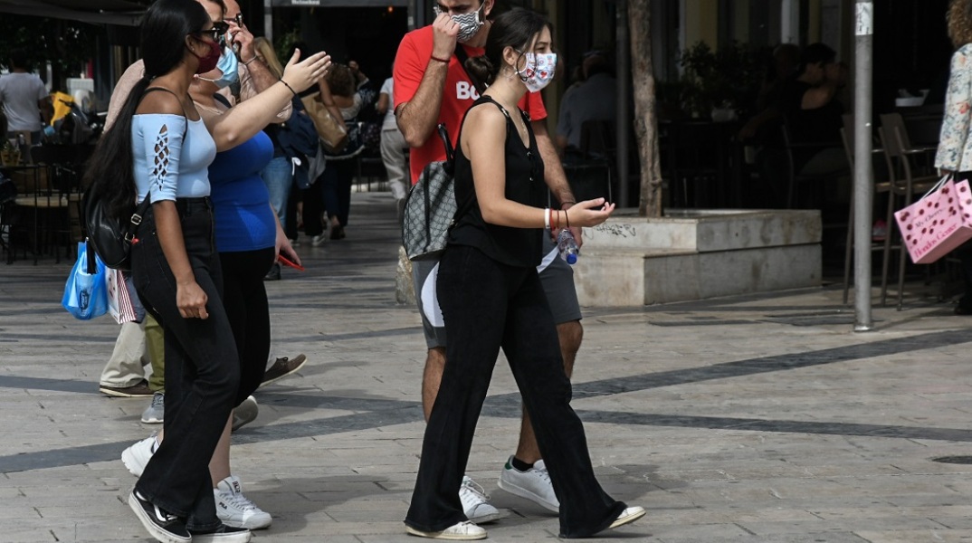 Πολίτες με μάσκα στο κέντρο της Αθήνας 